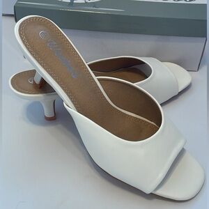 Weeboo Kitten Heels / Mules / Slides White size 8 1/2, 2” Heel